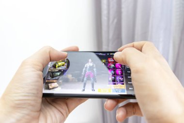 Moskova, Rusya - 08 Ocak 2018: savaş tarafından online multyplayer oyun Pubg hareket eden bir smartphone holding eller.