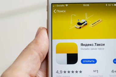 Moskova, Rusya - 08 Ocak 2018: Yandex taksi uygulaması indirme--dan app stok üstünde belgili tanımlık perde ile Apple Iphone 7s tutan el.