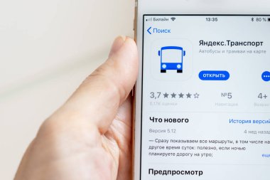 Moskova, Rusya - 08 Ocak 2018: Yandex taşıma uygulaması indirme--dan app stok üstünde belgili tanımlık perde ile Apple Iphone 7s tutan el.