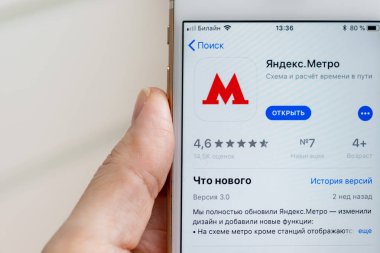 Moskova, Rusya - 08 Ocak 2018: Yandex Metro uygulaması indirme--dan app stok üstünde belgili tanımlık perde ile Apple Iphone 7s tutan el.