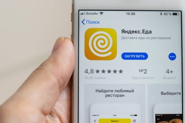 Moskova, Rusya - 08 Ocak 2018: Yandex gıda uygulaması indirme--dan app stok üstünde belgili tanımlık perde ile Apple Iphone 7s tutan el.