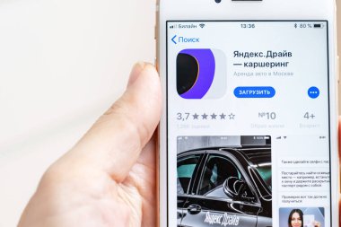 Moskova, Rusya - 08 Ocak 2018: Yandex sürücü carsharing uygulaması indirme--dan app stok üstünde belgili tanımlık perde ile Apple Iphone 7s tutan el.