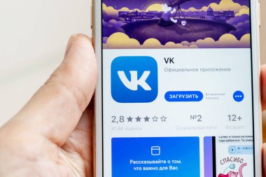 Moskova, Rusya - 08 Ocak 2018: Vk sosyal ağ uygulaması indirme--dan app stok üstünde belgili tanımlık perde ile Apple Iphone 7s tutan el.