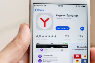 Moskova, Rusya - 08 Ocak 2018:--Dan app stok üstünde belgili tanımlık perde İndiriyor Yandex tarayıcı uygulaması ile Apple Iphone 7s tutan el.