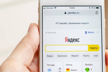Moskova, Rusya - 08 Ocak 2018: Apple Iphone 7s Yandex tarayıcı ile tutan el üstünde belgili tanımlık perde açıldı.