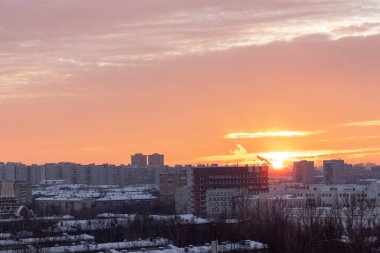 Dawn, sunrise güzel manzarası ve binalar, şehir manzarası. Sabahları kentsel peyzaj.