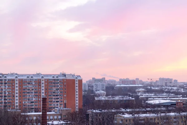 Dawn, sunrise güzel manzarası ve binalar, şehir manzarası. Sabahları kentsel peyzaj.