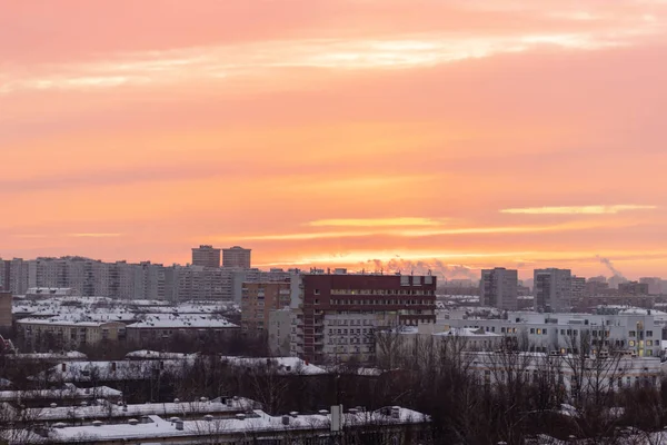 Dawn, sunrise güzel manzarası ve binalar, şehir manzarası. Sabahları kentsel peyzaj.