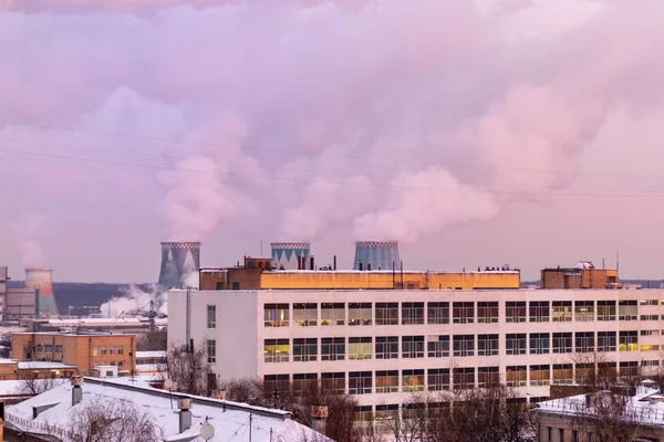 明け方 美しいスカイラインと日の出風景 や産業企業の喫煙の煙突 朝の都市景観 — ストック写真