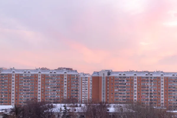 Dawn, sunrise güzel manzarası ve binalar, şehir manzarası. Sabahları kentsel peyzaj.