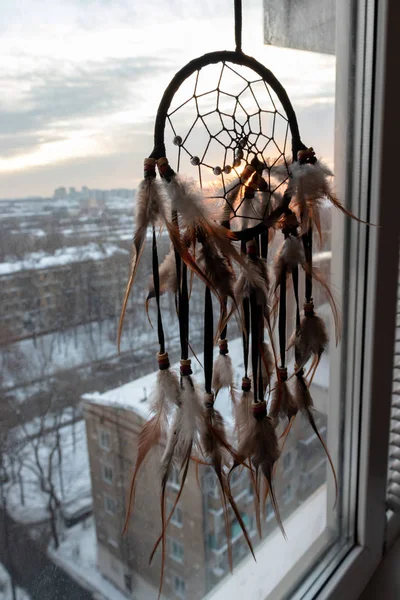 Handgefertigter Traumfänger Der Der Abenddämmerung Fenster Hängt Stadtlandschaft Auf Brachland — Stockfoto