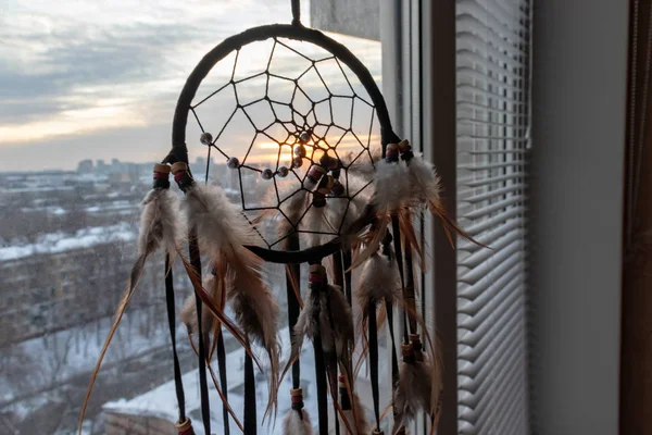 Yapımı Dreamcatcher Gündoğumu Alacakaranlıkta Pencerenin Kenarında Asılı Kentsel Şehir Peyzaj — Stok fotoğraf