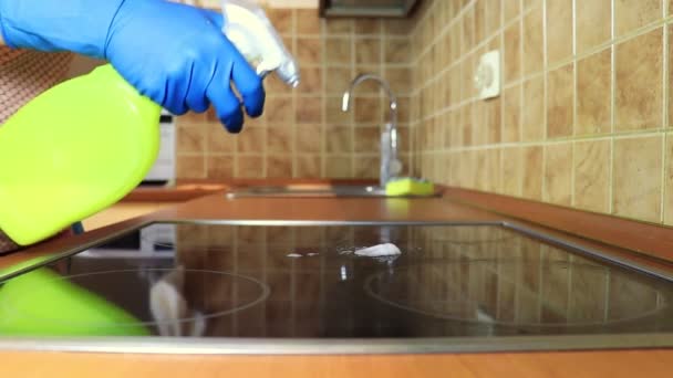 厨房内清洁炊具烹饪面板 配有除脂喷雾剂和黄色橡胶手套的妇女的除尘器 — 图库视频影像