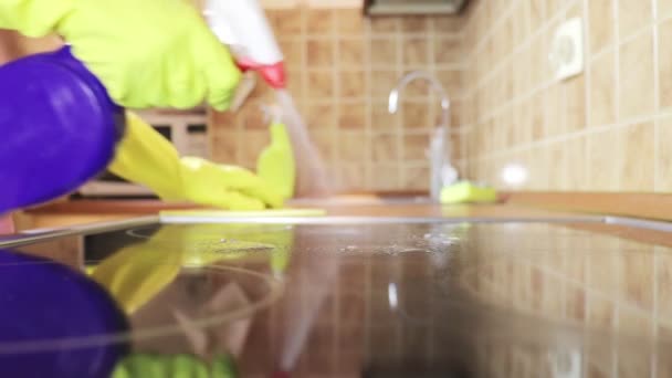 厨房内清洁炊具烹饪面板 配有除脂喷雾剂和黄色橡胶手套的妇女的除尘器 — 图库视频影像