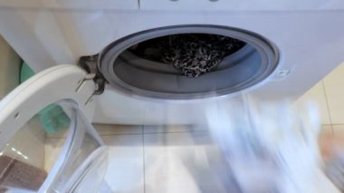 Çamaşır makinesi, bulaşık keten ve giysi kavramı, çamaşırhaneye hazırlama kadın giysi yükleme