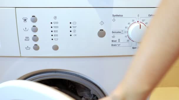 女人的手关上洗过的夹层 打开一个洗涤程序 然后按下前面板上的按钮 — 图库视频影像
