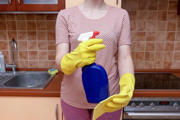 Уборка Кухни Жироочистителем Спрей Губка Молодая Женщина Желтых Резиновых Перчатках — стоковое фото
