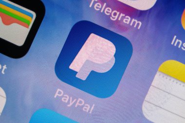 Moskova, Rusya - 11 Ocak 2018: Pay Pal online ödeme uygulama simgesi üstünde lcd perde.