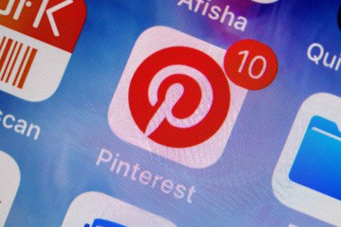 Moskova, Rusya - 11 Ocak 2018: Pinterest sosyal ağ messanger simgesini lcd ekranda.