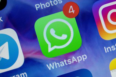 Moskova, Rusya - 11 Ocak 2018: Whatsapp messanger uygulama simgesi üstünde lcd perde.