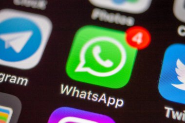 Moskova, Rusya - 11 Ocak 2018: Whatsapp messanger uygulama simgesi üstünde lcd perde.