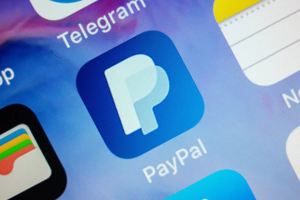 Moskova, Rusya - 11 Ocak 2018: Pay Pal online ödeme uygulama simgesi üstünde lcd perde.