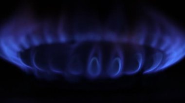 Bir gaz soba kapalı kısmında açma, mavi alev yanan yakın çekim