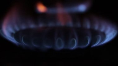 Bir gaz soba kapalı kısmında açma, mavi alev yanan yakın çekim