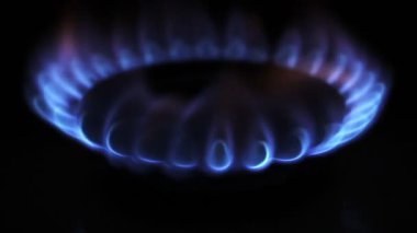 Yakın yanan karanlık, mavi alev içinde bir gaz kapalı kısmında açma soba