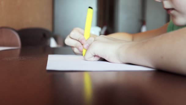 Niño Sentado Escritorio Pintando Bocetos Con Marcador Colores Papel Blanco — Vídeos de Stock