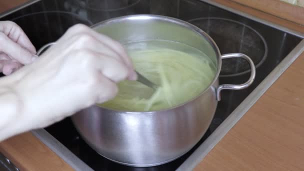 Una Mujer Revuelve Espaguetis Pasta Italiana Una Sartén Con Agua — Vídeo de stock