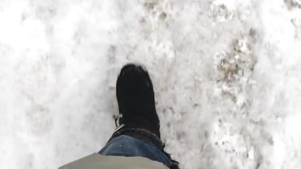 Femme Bottes Neige Noires Marchant Par Route Enneigée Hiver Vue — Video