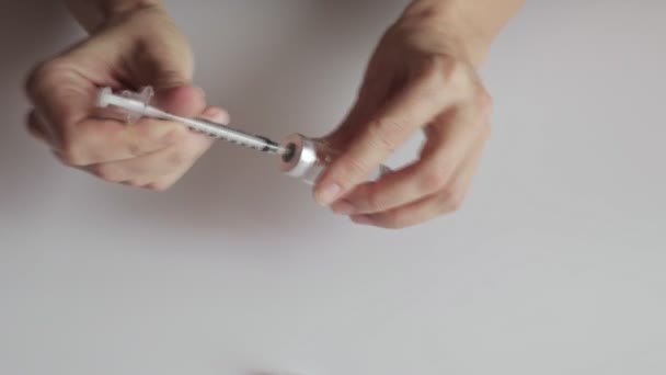 糖尿病的概念-妇女的手充满胰岛素注射注射器 — 图库视频影像