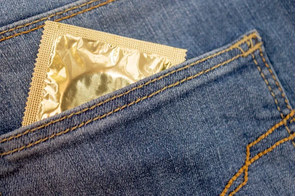 Preservativo Bolso Azul Jeans Contracepção Conceito Saúde Sexual — Fotografia de Stock