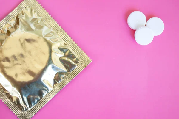 Preservativo Confezione Alluminio Tre Compresse Sfondo Rosa Con Spazio Copia — Foto Stock