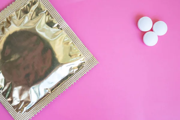 Fóliába Csomagolva Rózsaszín Háttér Hely Másolás Három Tablettát Óvszer — Stock Fotó
