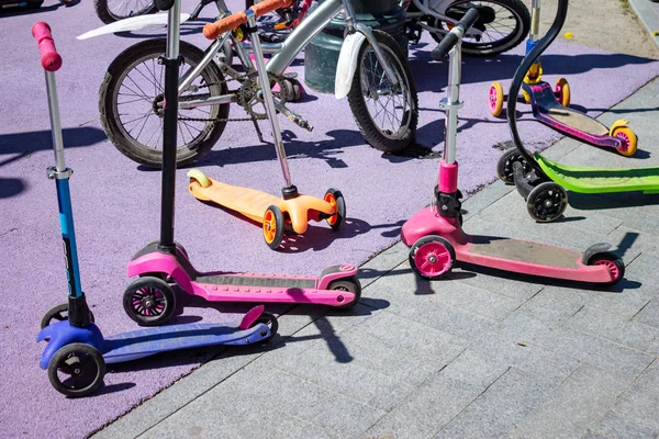 Actividades Primavera Verano Muchas Patinetas Bicicletas Parque Parque Infantil — Foto de Stock