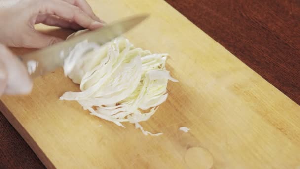 一个女人在木板上用刀切卷心菜 — 图库视频影像