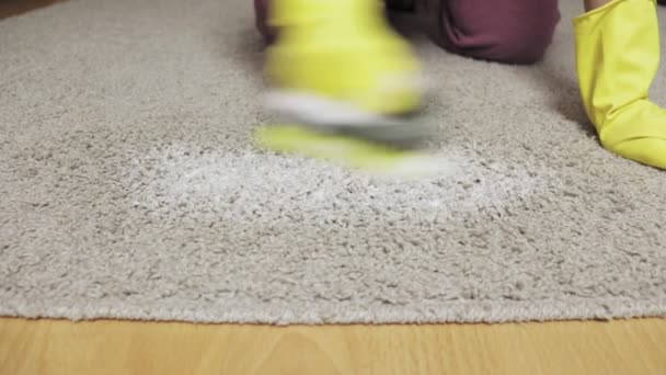 Femme Gants Caoutchouc Jaune Nettoyage Tapis Avec Une Brosse Mousse — Video