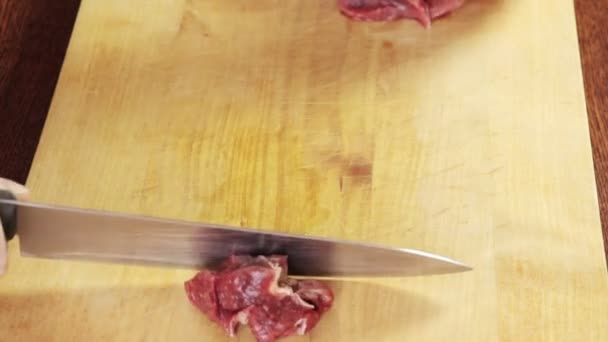 Kvinnan Klipper Nötkött Kött Små Bitar Med Kniv Träskiva — Stockvideo