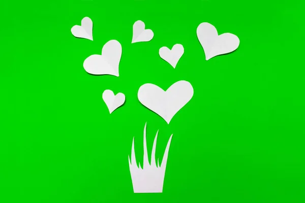Нахил Трави Багато Білих Сердець Вирізані Паперу Зеленому Тлі Весняна — стокове фото