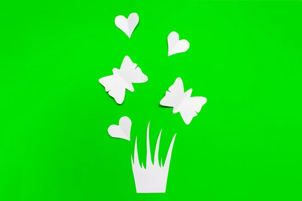 Нахил Трави Білі Паперові Серця Метелики Зеленому Фоні Весняна Концепція — стокове фото