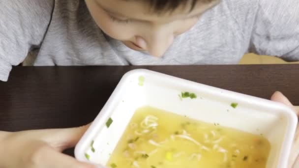 中国ファーストフード 使い捨て容器自宅からインスタント ラーメン 彼の口を食べるプレティーンの白人少年が汚い — ストック動画