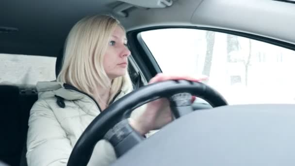 Mladá Blond Žena Zimní Oblečení Řídit Auto Zimní Silnici Městě — Stock video