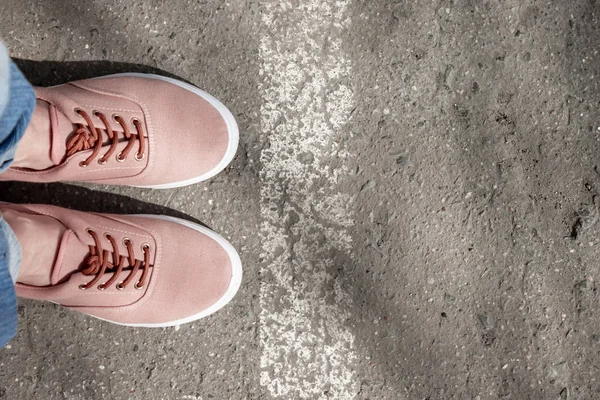 Kvinna Fötter Orange Sneakers Stående Asfaltvägen Nära Den Vita Vägmarkeringar — Stockfoto