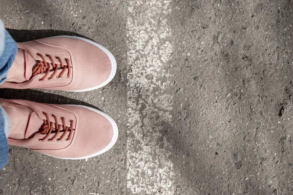 Mujer Pies Zapatillas Deporte Color Naranja Pie Camino Asfalto Cerca —  Fotos de Stock