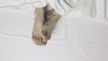 Yalan yatak, en iyi görünüm, uyanma ve rahatlatıcı sabah kadın bacaklar ayak.