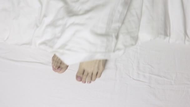 Donna Gambe Piedi Sdraiati Letto Vista Dall Alto Mattina Svegliarsi — Video Stock