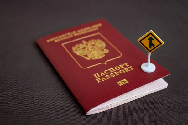 Passeport International Russe Avec Une Flèche Jaune Concept Migration — Photo