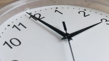 Beyaz duvar saati yakın çekim çalışan saat yüzünü